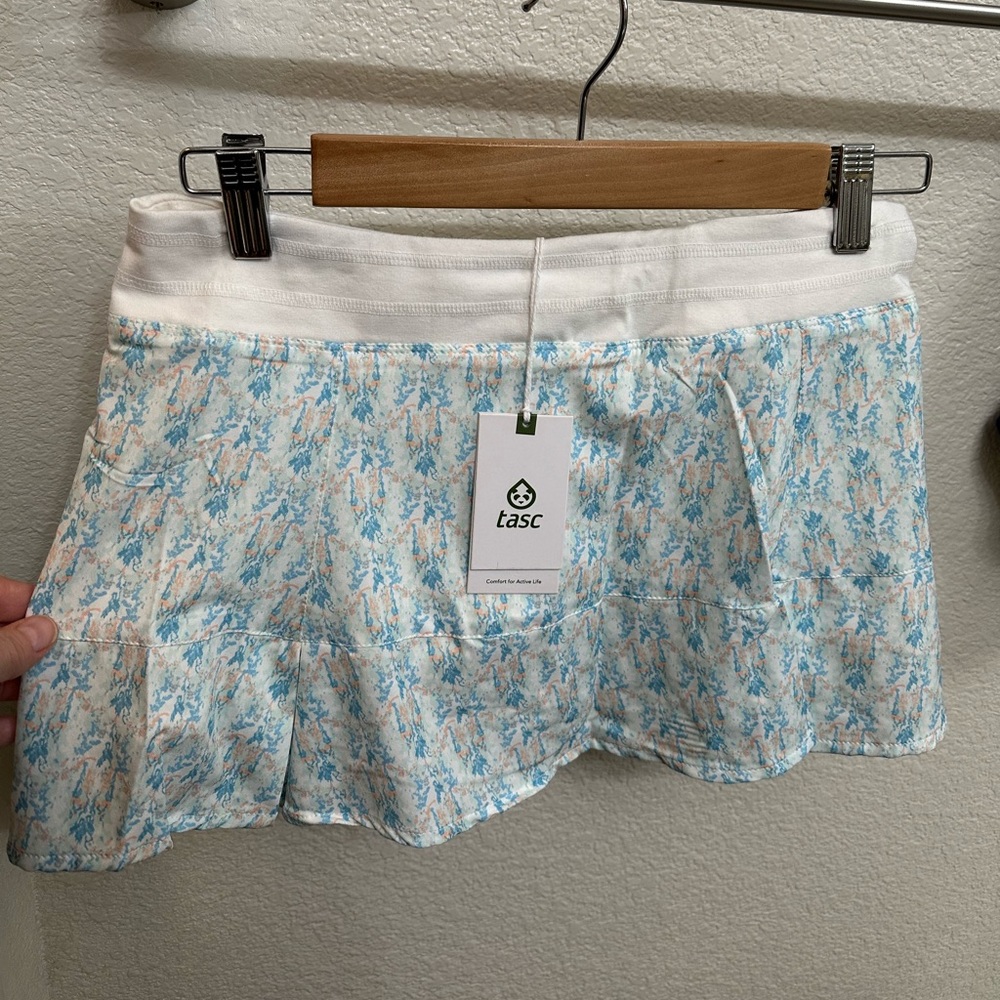 NWT Tasc Rhythm Printed Skirt 13in, golf/tennis.